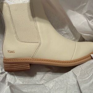 NIB TOMS Women’s Charlie Boots in Sand, Size 8